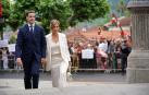 Imanol Pradales llega junto a su esposa a la Casa de Juntas de Gernika