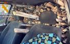 Coche cargado con postes