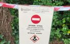Un cartel de zona en desratización en un parque de Mendillorri este miércoles