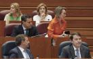 La secretaria general del PP, Cuca Gamarra (d), abandona el asiento ubicado en la bancada del Grupo Parlamentario Popular en las Cortes de Castilla y León