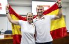 Támara Echegoyen y Marcus Cooper, con la bandera de España tras el anuncio oficial de que serán los abanderados españoles en la inauguración de los JJ OO de París