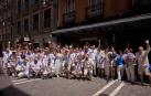 Los empleados de Hiberus han ido ataviados de blanco con pañuelos azules