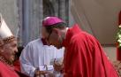 Momento en que el Papa Francisco entrega el palio al arzobispo de Pamplona, Florencio Roselló.