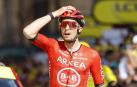 Kevin Vauquelin (Arkea) se lleva la mano a la cabeza al cruzar la meta como ganador en la segunda etapa del Tour 2024