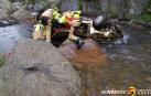 El coche accidentado, en el cauce del río Èsera