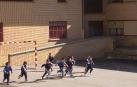 Varios niños juegan en un patio de un colegio de Pamplona