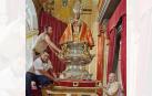 Los carpinteros Fidel y Aritz Elustondo y el sacristán Fredy Ramírez, este lunes 1 de julio, supervisan las andas de la imagen de San Fermín