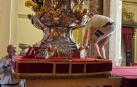Fotos del proceso de preparación de la imagen de San Fermín antes del comienzo de las fiestas. /