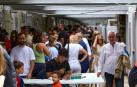 Visitantes de los corrales del Gas el domingo tras su apertura.