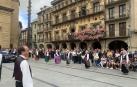 Danzaris de Ibai Ega formaron un pasillo en la plaza de los Fueros como gesto de despedida hacia Salvador Martínez