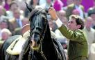 16 de abril de 2002, Sevilla. Pablo Hermoso de Mendoza hace el corte simbólico de las crines a ‘Cagancho’