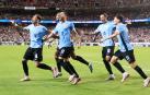 Los jugadores uruguayos celebran el tanto de Olivera en el choque contra EE UU