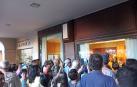 Decenas de personas, en la puerta del hotel La Perla esperando la salida de Luis Miguel.