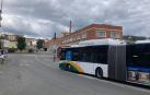 Una villavesa, un camión y un ciclista coinciden en la entrada a Villava desde el puente de San Andrés