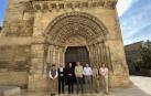 El director general de Cultura, Ignacio Apezteguía, junto al alcalde de Tudela, Alejandro Toquero, y el vicario general Carlos Esteban, entre otros representantes de las entidades firmantes del convenio, ante la iglesia de Santa María Magdalena que se va a restaurar
