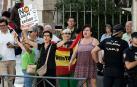 Varias personas protestan contra el presidente del Gobierno antes de que su mujer, Begoña Gómez, llegue a declarar como investigada en los juzgados de Plaza de Castilla