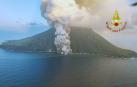 Vista aérea del volcán Estrómboli tomada este jueves por los bomberos italianos