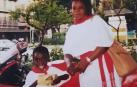 Iñaki WIlliams junto a su madre, vestido de pamplonica y apoyados en una moto