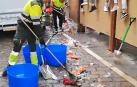 Operarios de limpieza recogen la Plaza Consistorial tras el chupinazo