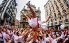 Varios mozos airean a otro poco antes del Chupinazo este 6 de julio.