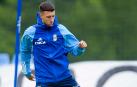 Abel Bretones se dispone a golpear el balón con la pierna izquierda en un entrenamiento con el Oviedo esta pasada temporada 2023-24