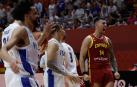 El pívot de la selección española de baloncesto Willy Hernangómez (d) celebra durante el partido de semifinales del preolímpico que las selecciones de España y Finlandia han disputado este sábado en Valencia
