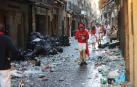 Así han amanecido las calles de Pamplona tras la primera noche de fiestas de San Fermín. |