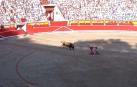 El sevillano ha esperado la salida del toro de rodillas en el centro de la Plaza de Toros de Pamplona