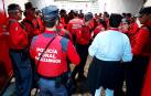 Agentes de la Policía Foral en la entrada al callejón de la plaza de toros antes del primer encierro de los Sanfermines 2024