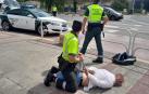 Dos agentes de la Guardia Civil de Tráfico reducen esta mañana de lunes a un hombre que tuvieron que sacar en estado ebrio de una villavesa por increpar a los pasajeros.