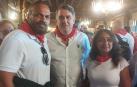 De izda. a dcha., Haresh Naik, (dueño de la empresa Pune en la India) , Pachi Burgos y la mujer de Haresh, Sarika, en el Baile de la Alpargata de este lunes 8 de julio