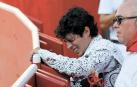 Gesto de dolor del mexicano Isaac Fonseca tras resentirse, al entrar a matar a su primer toro, de la luxación del codo derecho sufrida 8 días antes en otra corrida en Perú