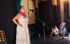 María Ciriza Gutiérrez, de la escuela de jotas de Tafalla Hermanas Flamanrique, ha actuado con Patxi en el Baile de la Alpargata. Han cantado 'Cuando corro en el encierro'.