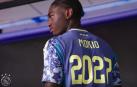 Johrty Mokio durante su presentación por el Ajax tras firmar hasta 2027 con el club holandés