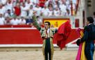 Emilio de Justo celebra la faena que le ha llevado a la puerta grande