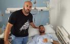 uan Antonio Ramos Romero, en la cama del hospital, junto a su amigo José Manuel Velado López.