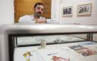 El dibujante Álvaro Martínez Bueno posa durante una entrevista en Torrelavega, Cantabria