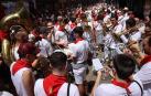 La charanga de la peña San Fermín, animando con su música ayer en la calle Estafeta