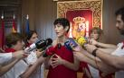 La ministra Elma Saiz atiende a los periodistas en Pamplona