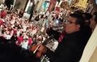 Vídeo: un grupo de mariachis se arranca con el 'Canta y no llores' desde un balcón de la calle Estafeta