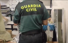 Guardia civil incautando prendas.