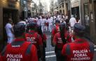 Una patrulla de la Policía Foral vigila el casco viejo de Pamplona.