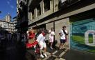 Un grupo de jóvenes disfrutan en la Calle Mercaderes de los Cabezudos y Kilikis que otra jornada más, salen a las calles de Pamplona acompañando a la comparsa de gigantes en estas fiestas de San Fermín 2024