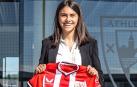 Maitane Vilariño posa con la camiseta del Ahtletic