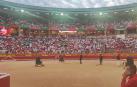 Cánticos osasunistas en la plaza de toros antes del inicio del séptimo encierro