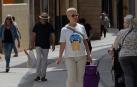 Viandantes por la calle Mayor de Estella, una de las más comerciales de la ciudad