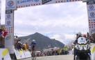Oier Lazkano, en el momento de atravesar la cima del Tourmalet en primera posición