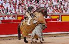 El toro ‘Coralero’ de la ganadería de José Escolar arremete con fuerza y pone sobre dos patas al caballo del picador, sin llegar a derribarlo