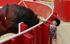 Uno de los banderilleros de Ferrera, Miguel Murillo, acosado por el primer toro de Miura lidiado ayer, Estornino, de 640 kg. Encajó su cabeza sobre el burladero varios segundos