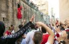 Alegría y fiesta en la despedida de los Sanfermines con el tradicional 'Encierro de la villavesa'